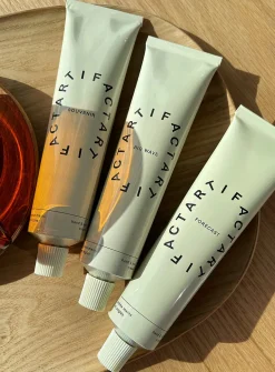 Sea kelp and green tea extract hand and nail cream