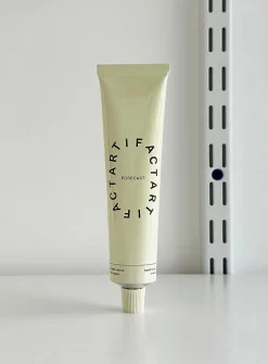 Sea kelp and green tea extract hand and nail cream