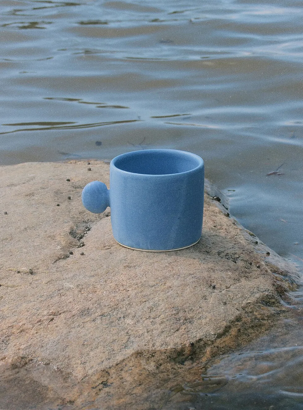 Seashell handle ceramic mug