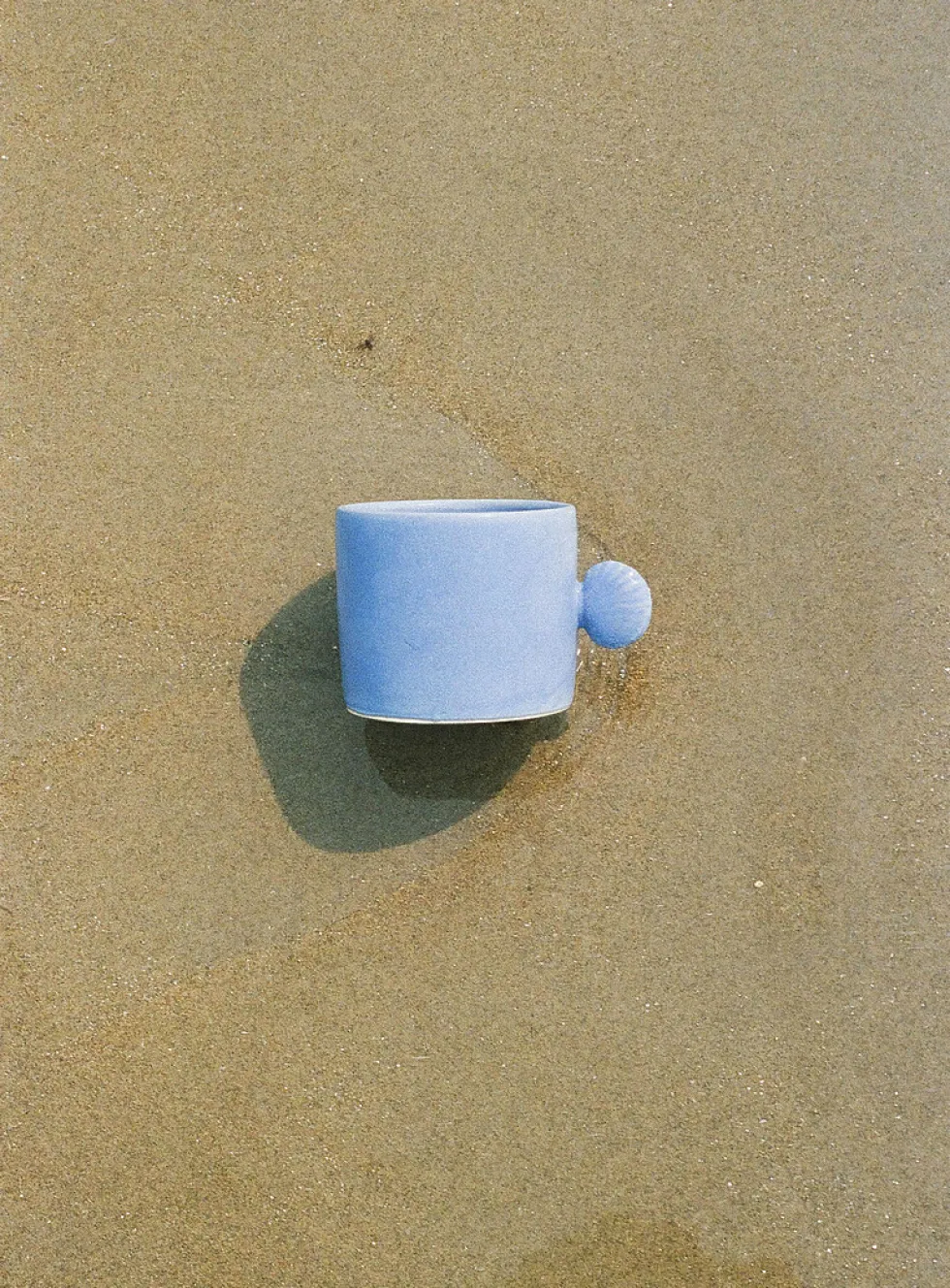 Seashell handle ceramic mug