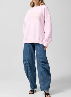 Sewn pleats barrel-leg jean