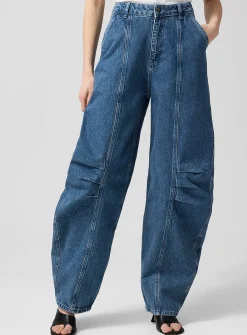 Sewn pleats barrel-leg jean