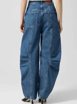 Sewn pleats barrel-leg jean