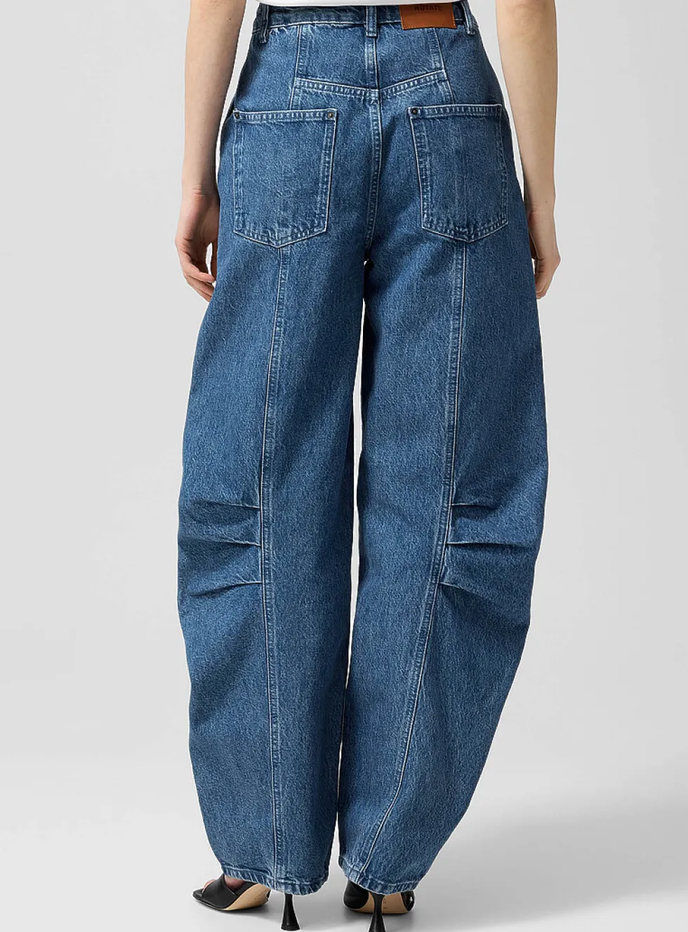 Sewn pleats barrel-leg jean