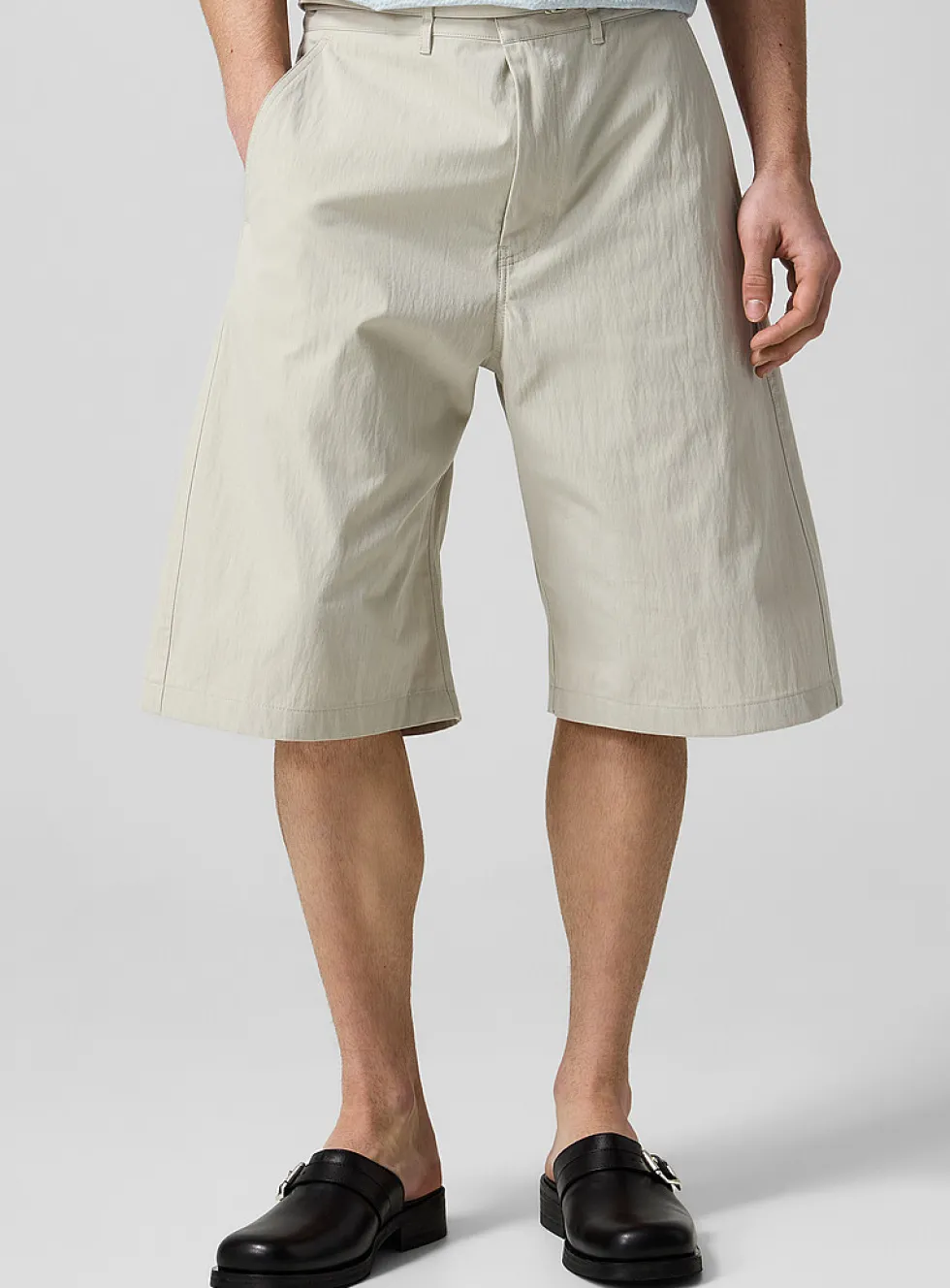 Sewn-in belt Bermuda short