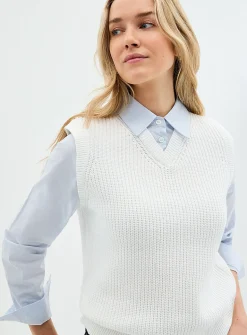 Sewn-in shirt shaker-rib sweater vest