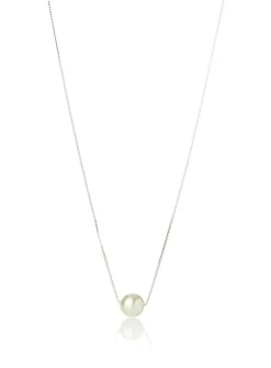 Shiny pearl necklace