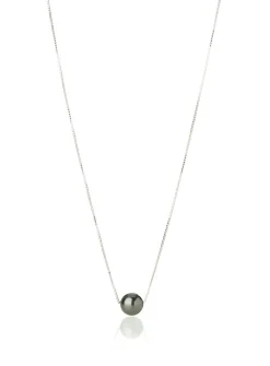 Shiny pearl necklace