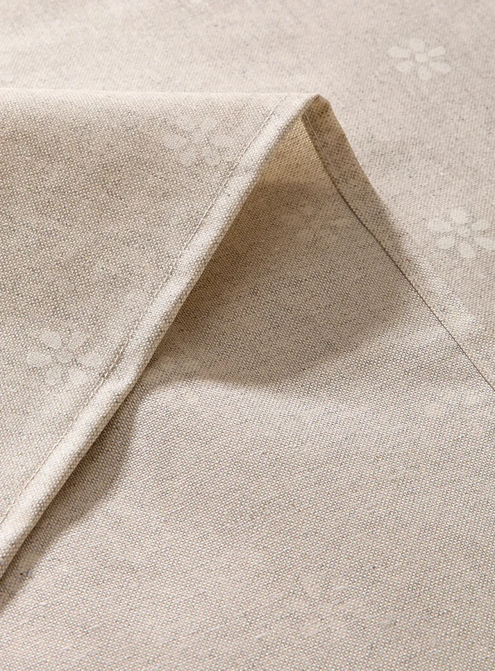 Simple flowers coated tablecloth