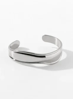 Sinuous open bangle