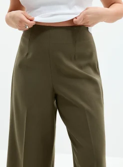 Sleek cropped wide-leg pant