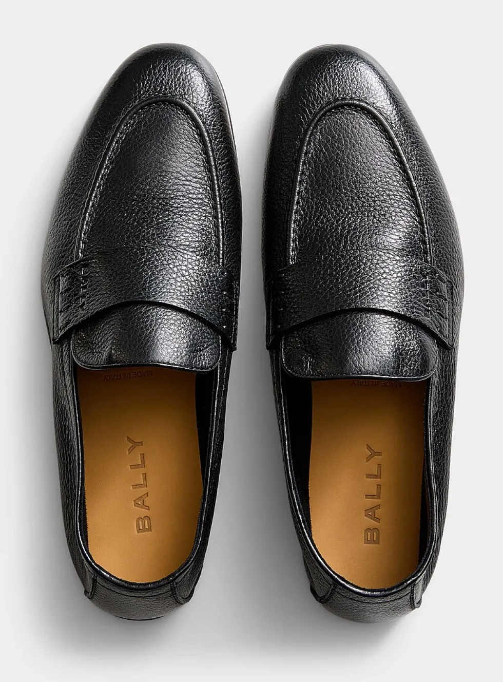 Sleek grained leather loafer