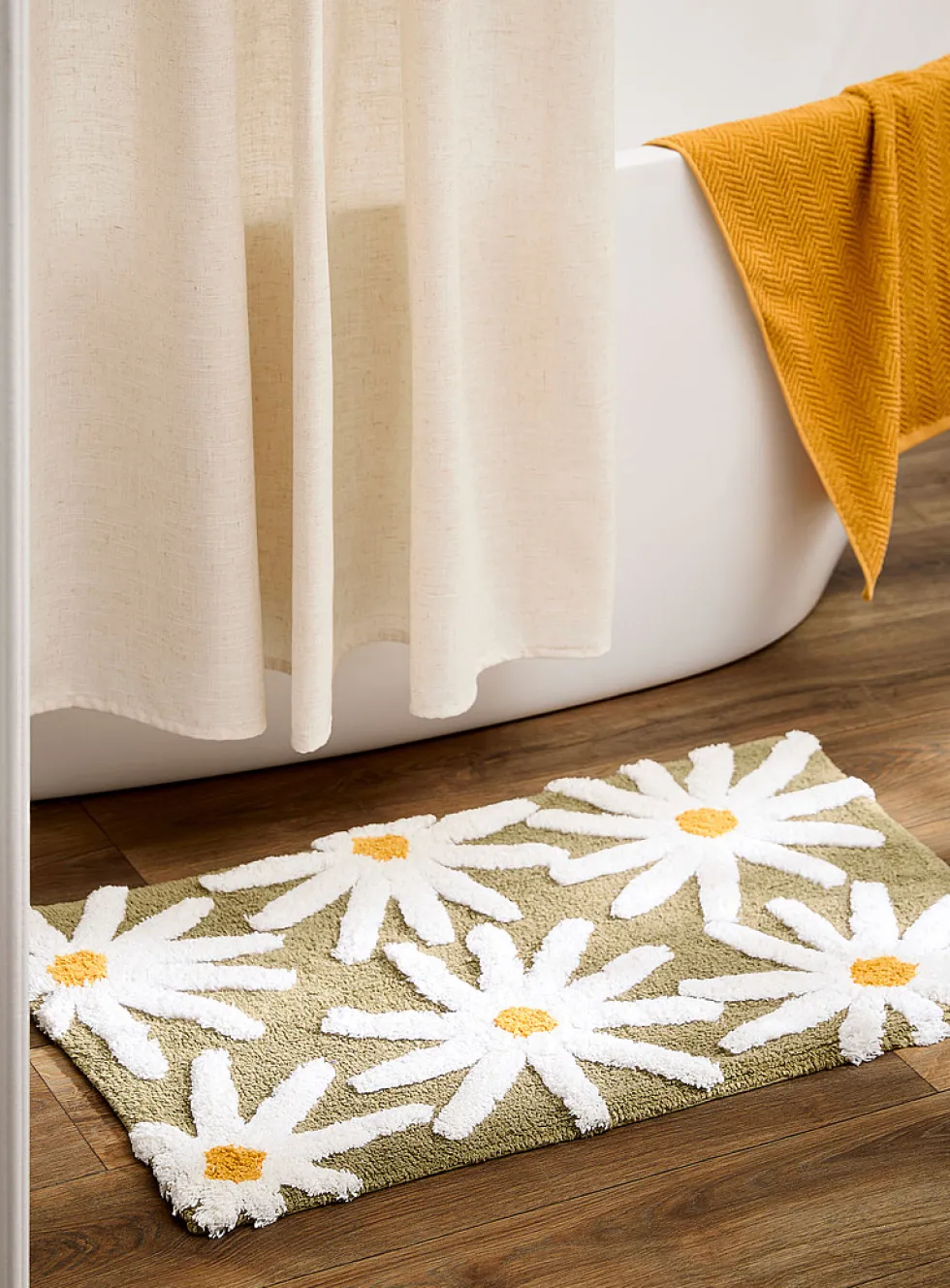 Small daisies bath mat