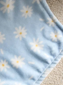 Small daisies soft plush throw