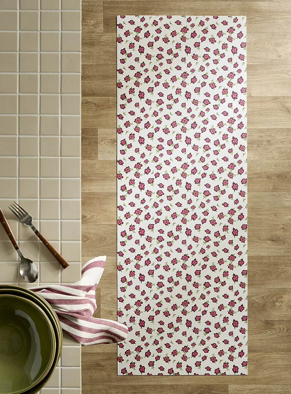 Small red flowers vinyl mat
