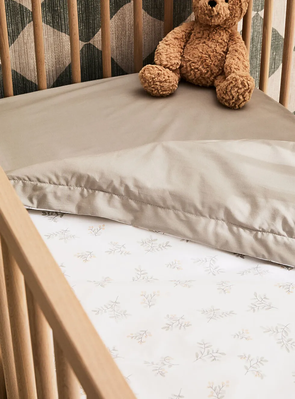 Soft foliage baby bed set
