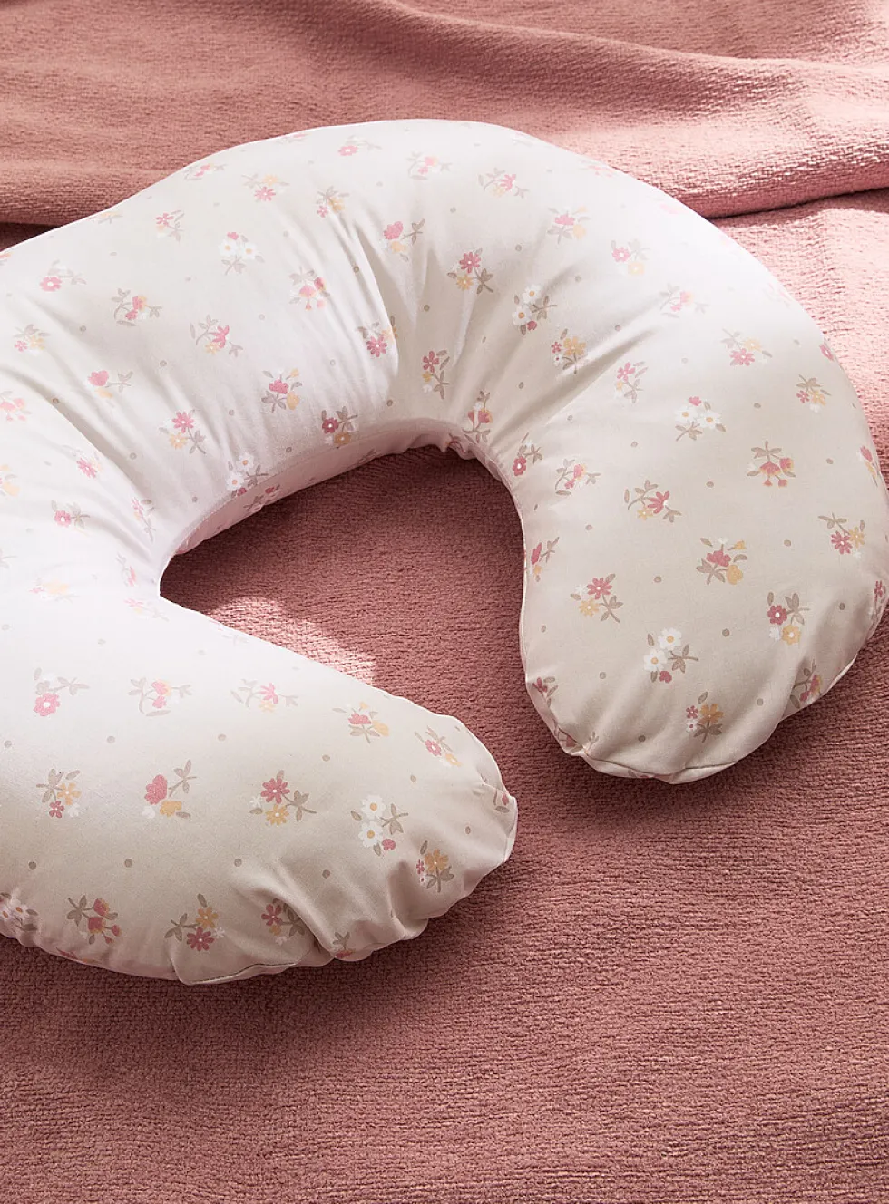 Soft foliage nursing pillow