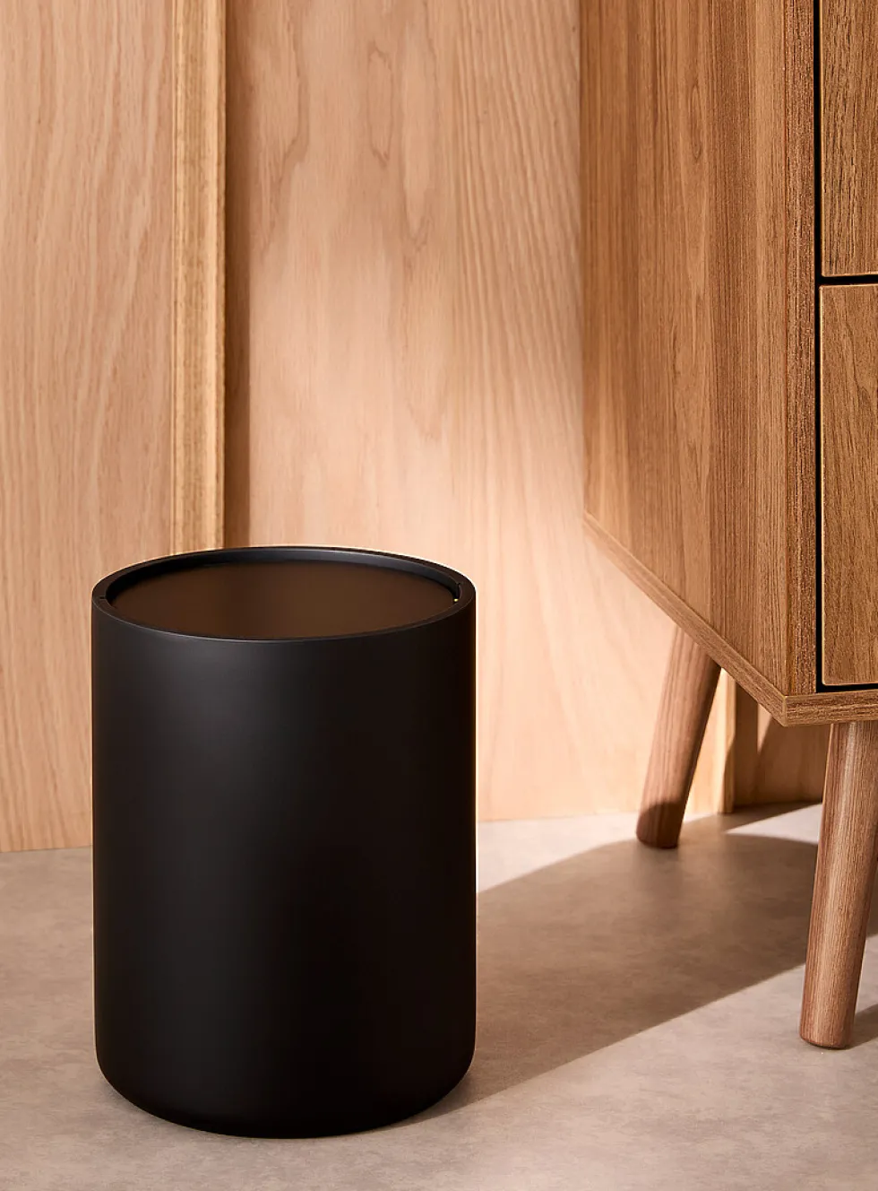 Soft handfeel garbage can