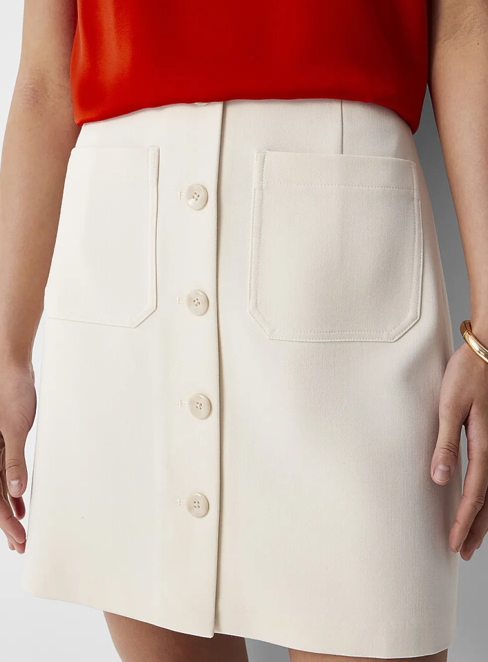 Soft piqué-textured buttoned skirt