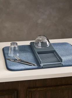 Solid dish drying mat with rack