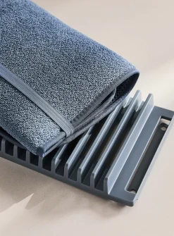 Solid dish drying mat with rack