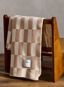 Soothing checks throw