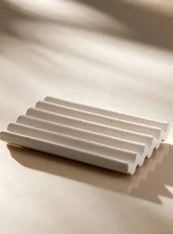 Speckled grooves large soap dish
