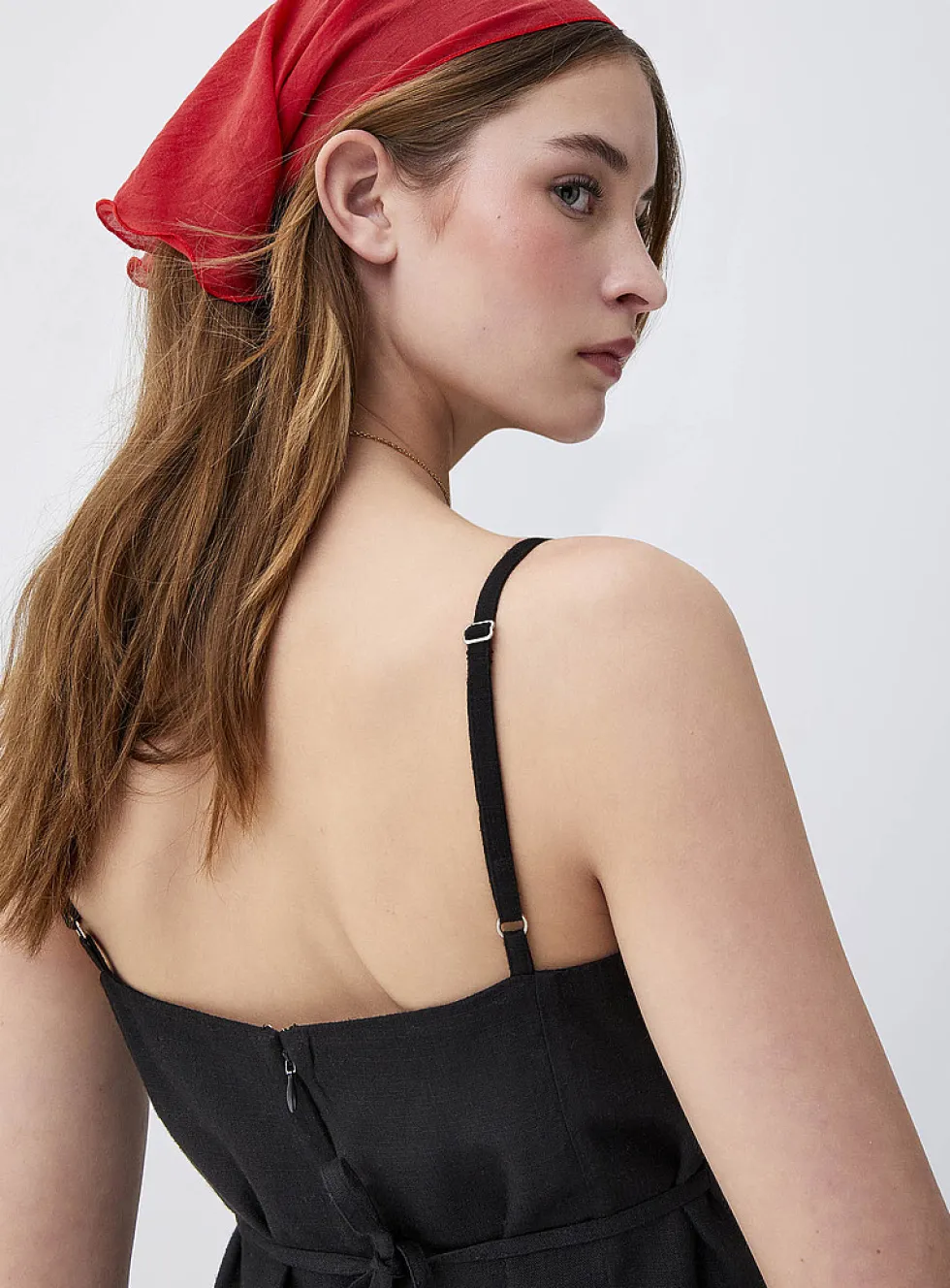 Square-neck touch of linen dress