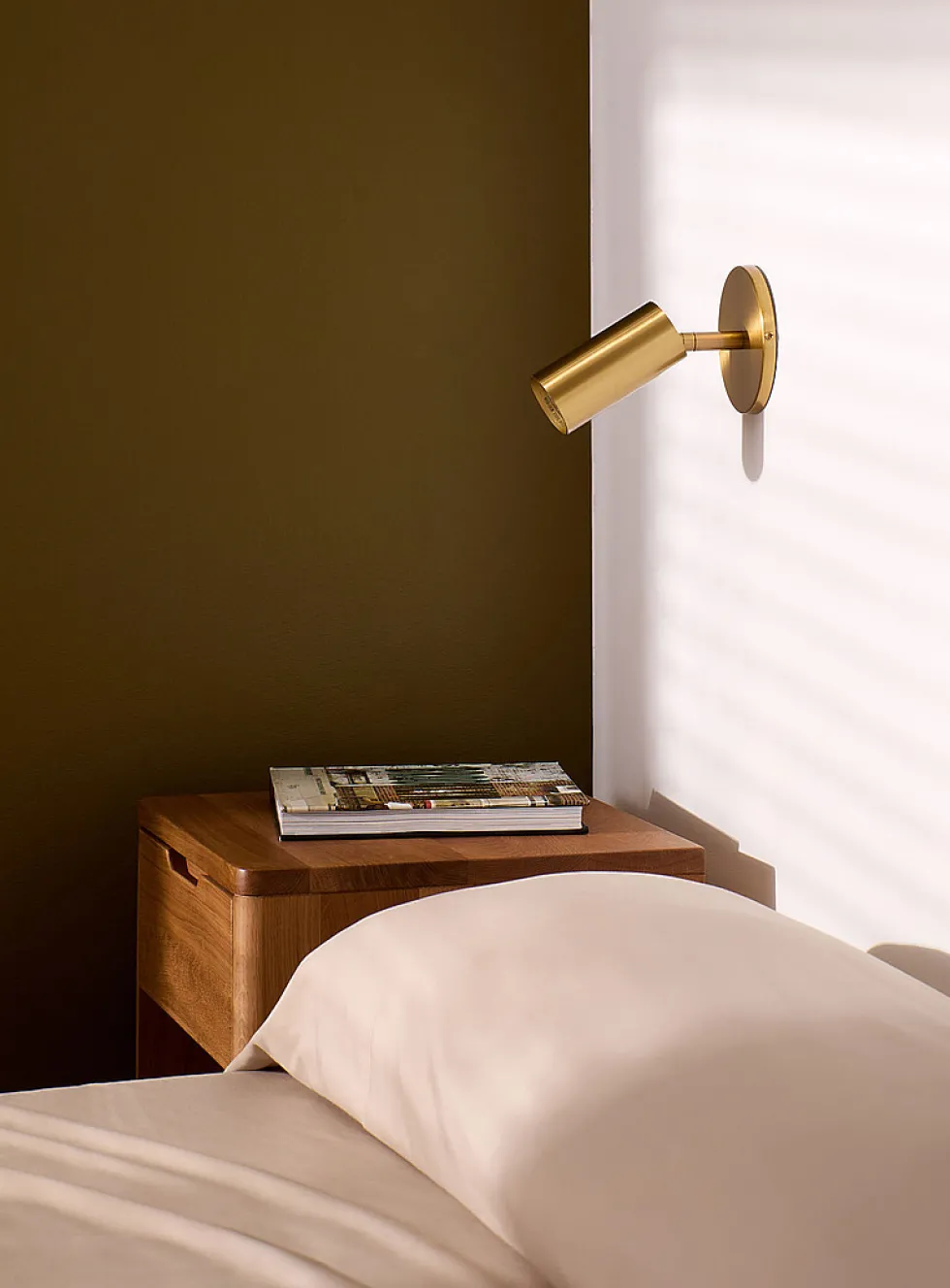 Stanly brass single-beam light fixture
