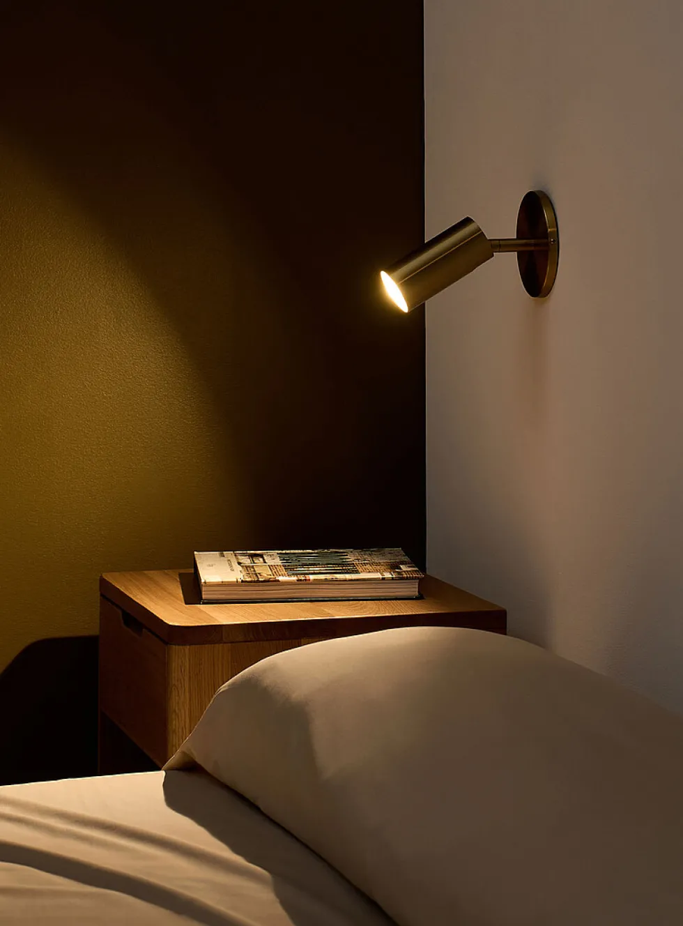 Stanly brass single-beam light fixture