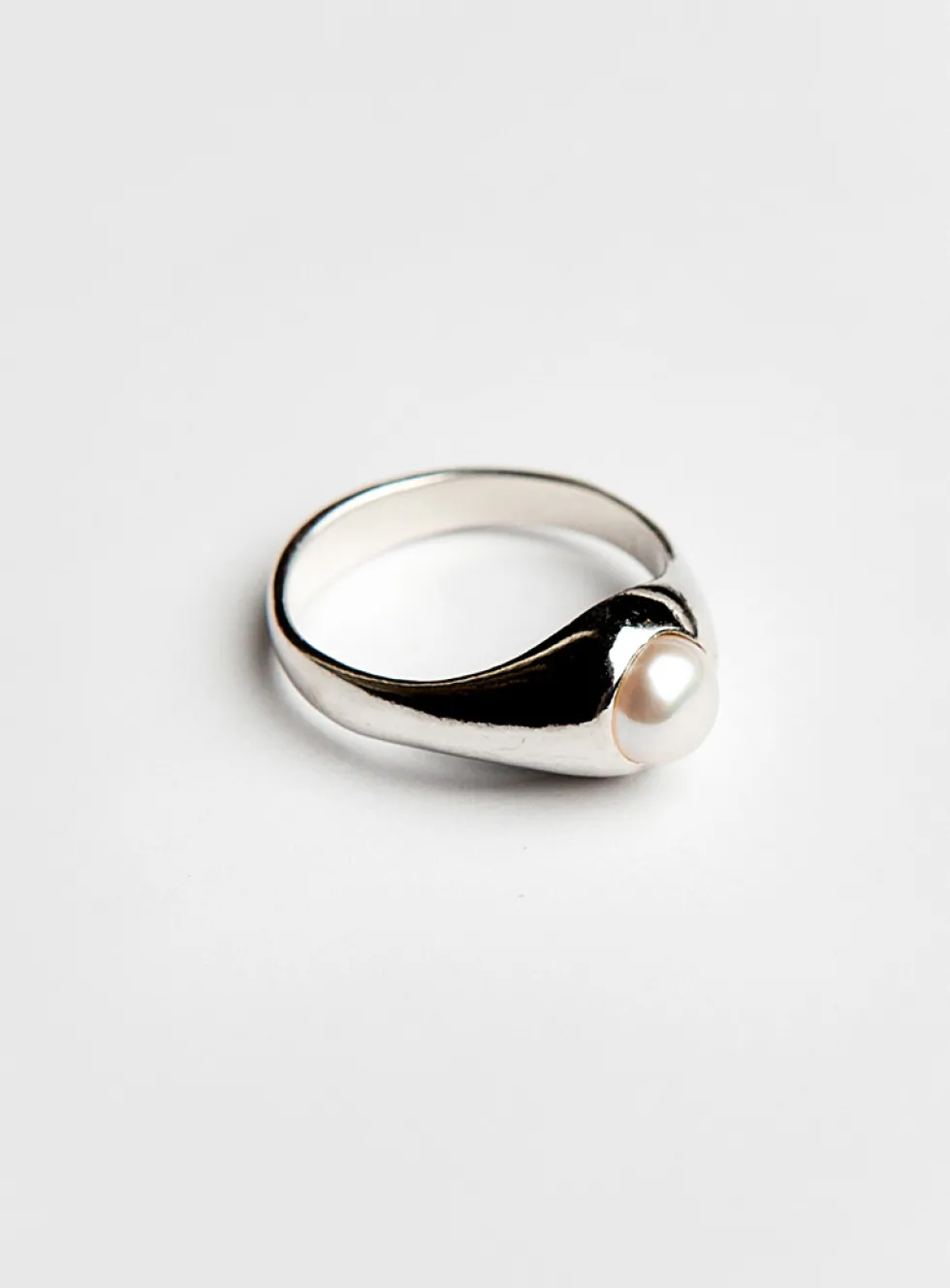 Sterling silver pearly bead signet ring