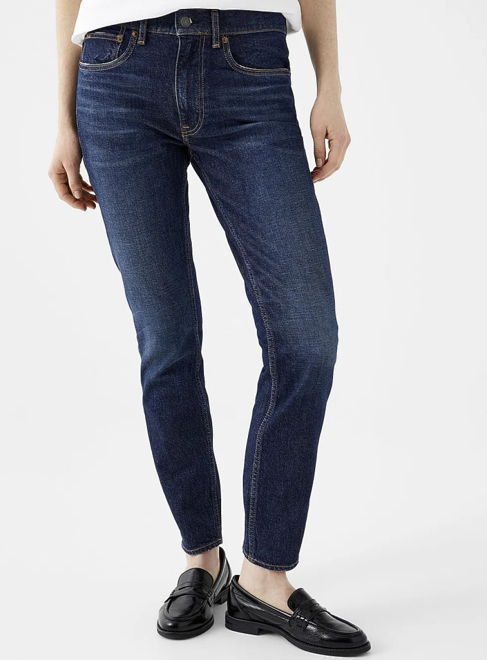 Straight-leg blue jean