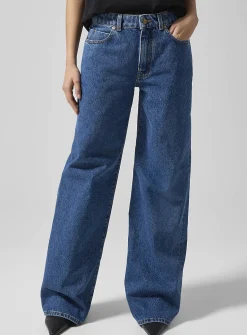 Straight-leg blue jean