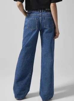 Straight-leg blue jean