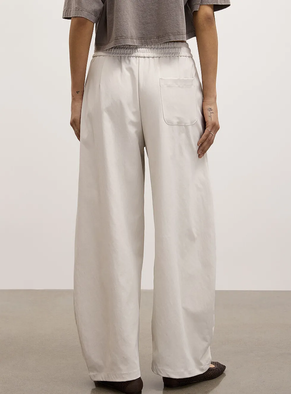 Stretch canvas topstitched details barrel-leg pant