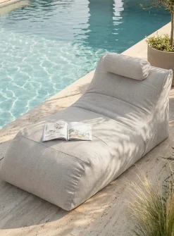 Structured outdoor lounge chair