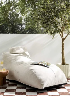 Structured outdoor lounge chair