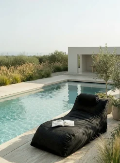 Structured outdoor lounge chair