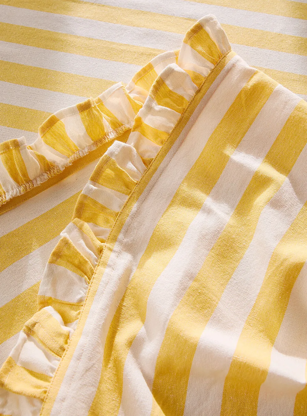 Sunshine-stripe tablecloth