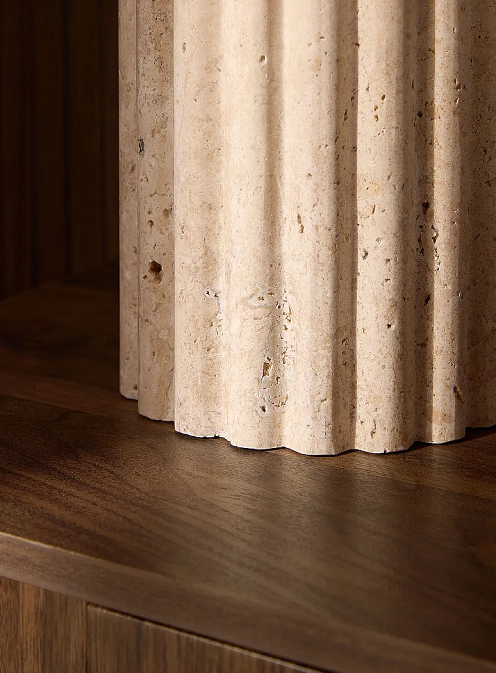 Table lamp with fluted travertine base