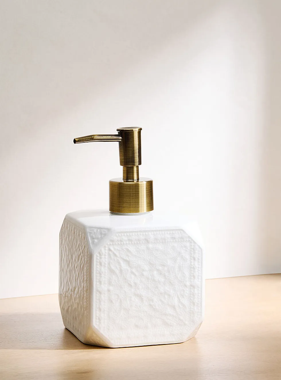 Tapestry-inspired soap pump
