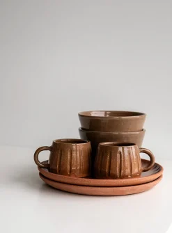 Terre-à-table dinnerware set