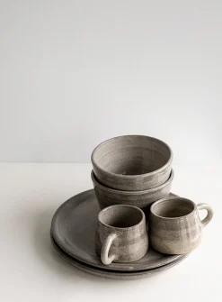 Terre-à-table dinnerware set
