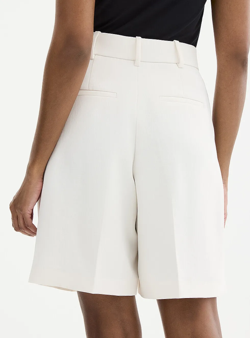 Textured crepe pleated Bermuda short