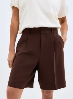 Textured crepe pleated Bermuda short