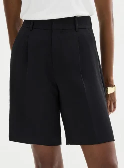 Textured crepe pleated Bermuda short