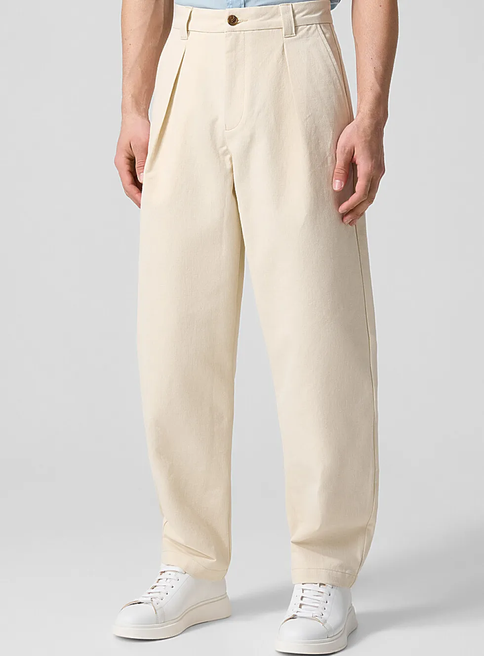 Textured pleated barrel-leg pant