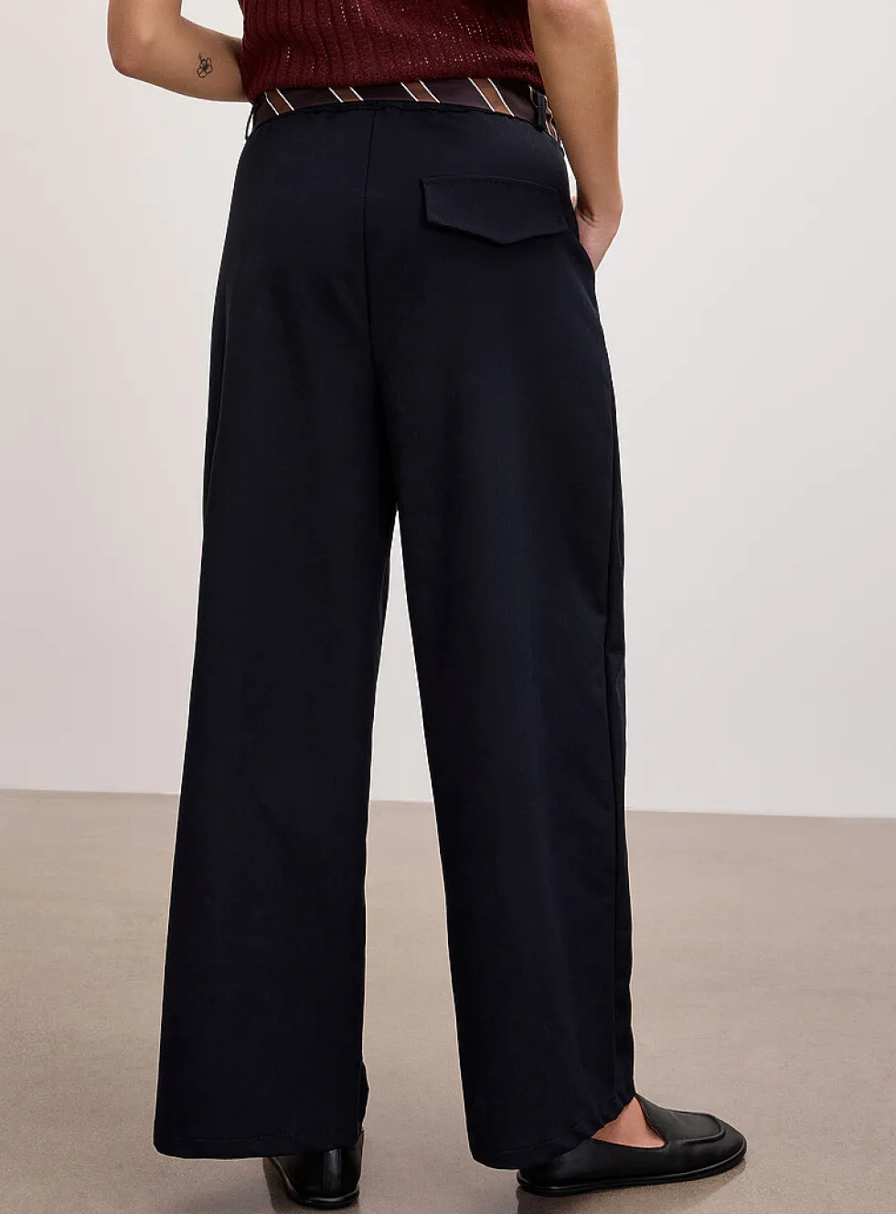 Tie-belt stretch twill barrel-leg pant