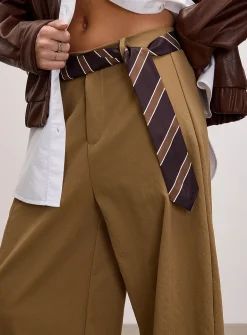 Tie-belt stretch twill barrel-leg pant