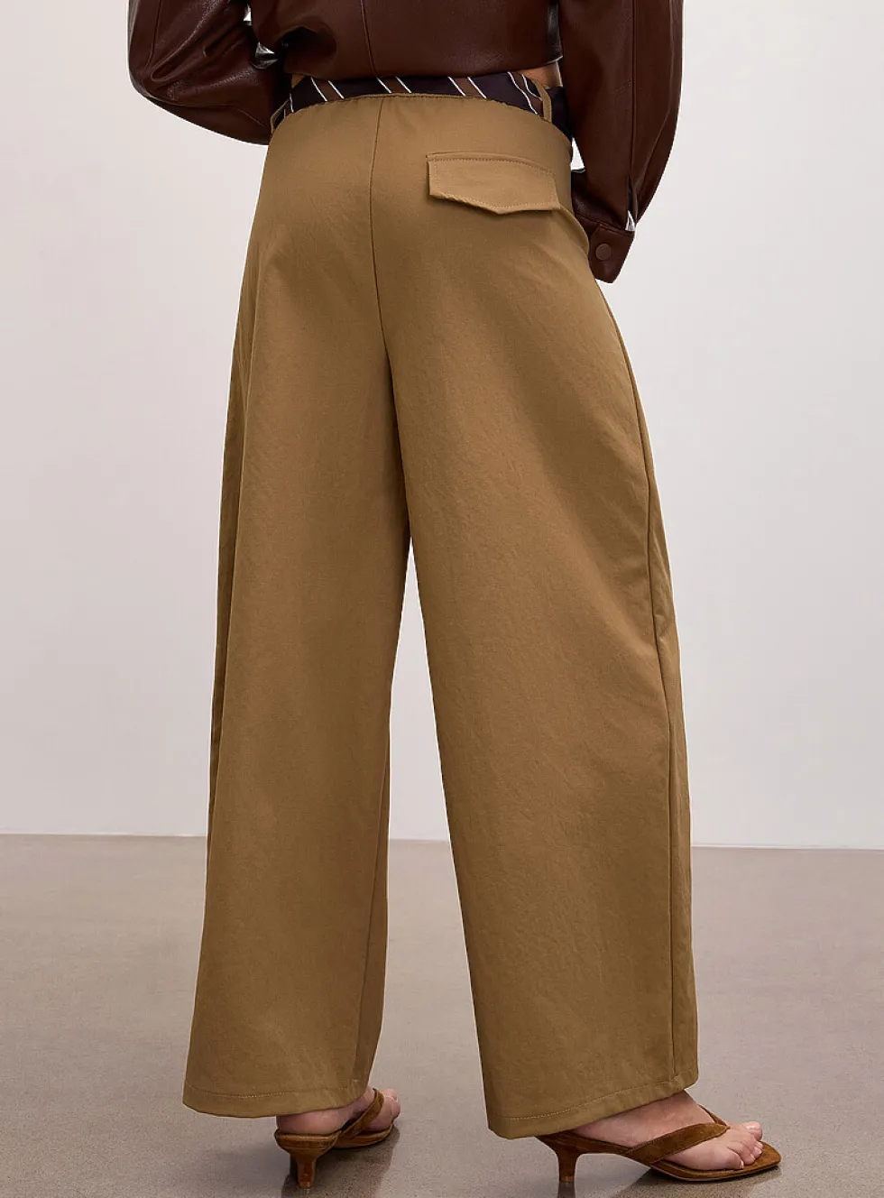 Tie-belt stretch twill barrel-leg pant